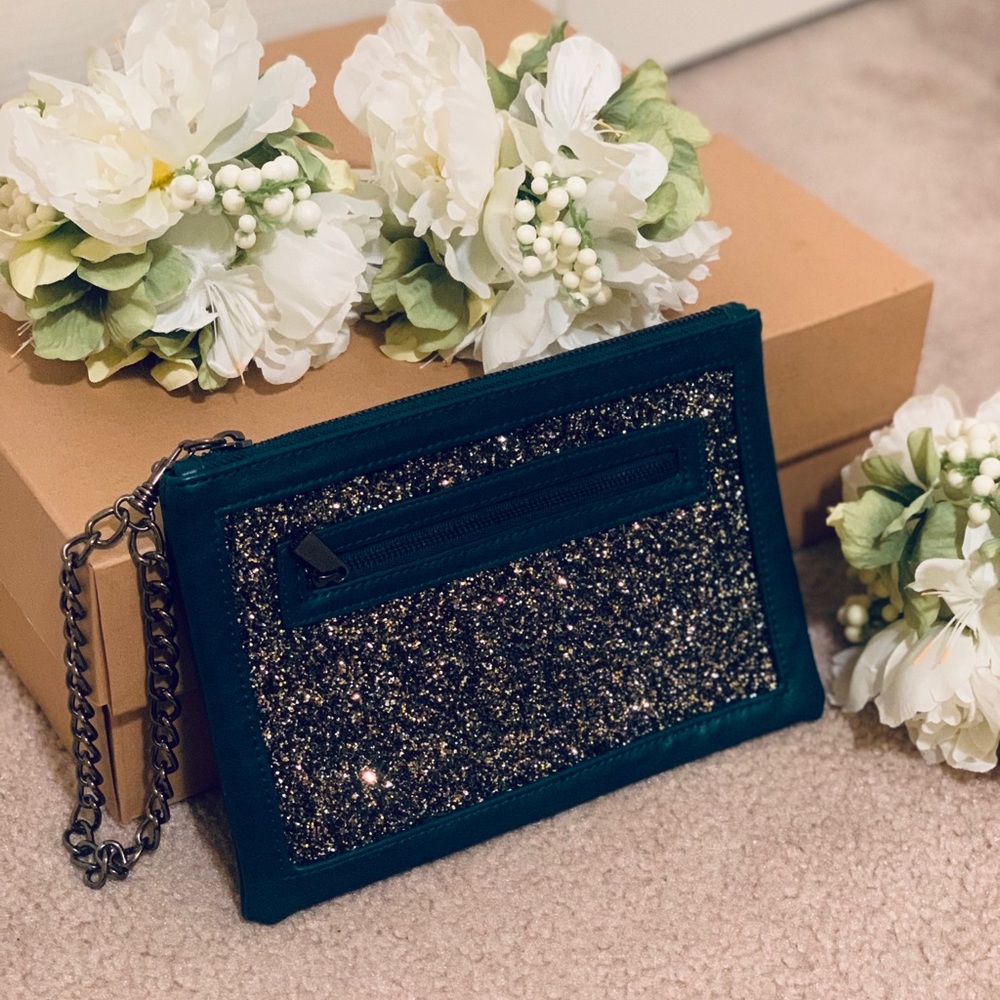 SEQUINED WRISTLET 👛